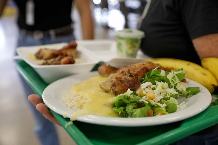 Restaurantes comunitários viram arma do GDF contra a fome no DF