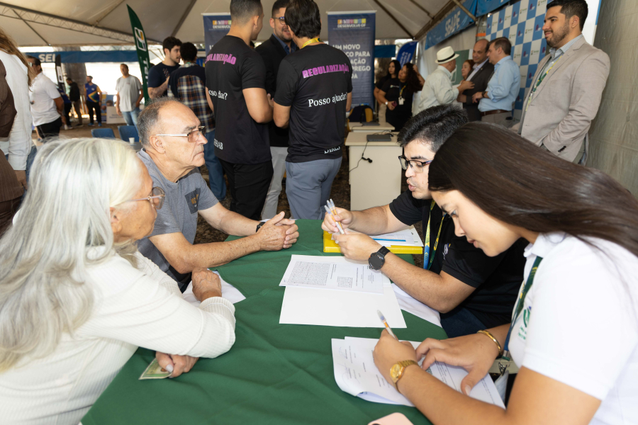 Regularização fundiária chega mais perto da população com serviços do GDF na Sua Porta em Ceilândia