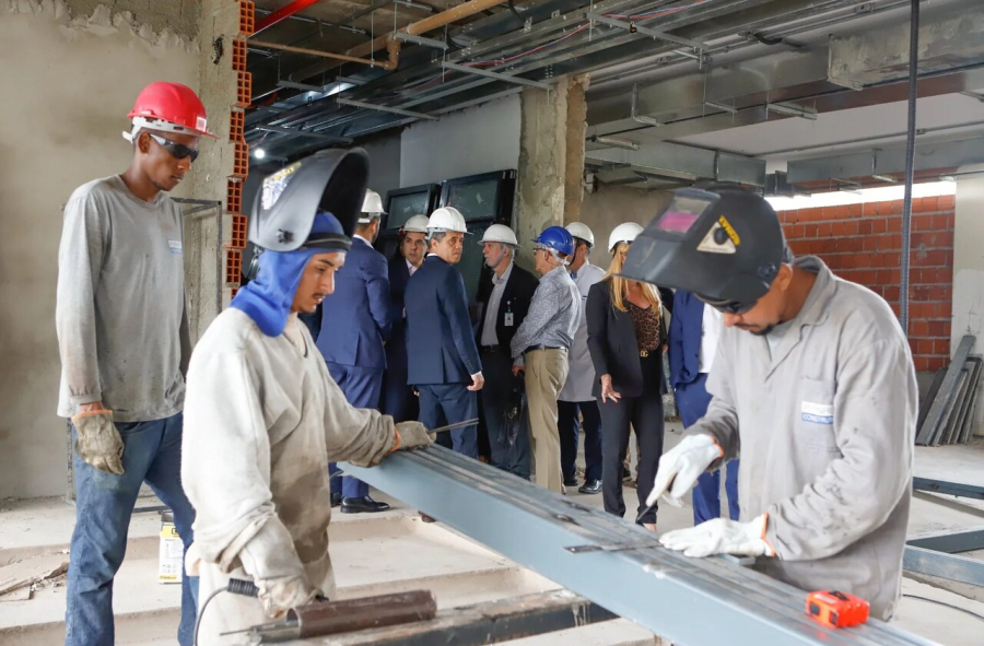 Vagas para pedreiro e soldador no Jardim Botânico oferecem maiores salários nesta quinta-feira (26)