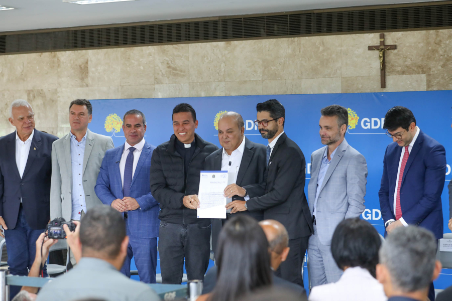 GDF entrega 600 escrituras e garante segurança jurídica a igrejas e entidades no DF