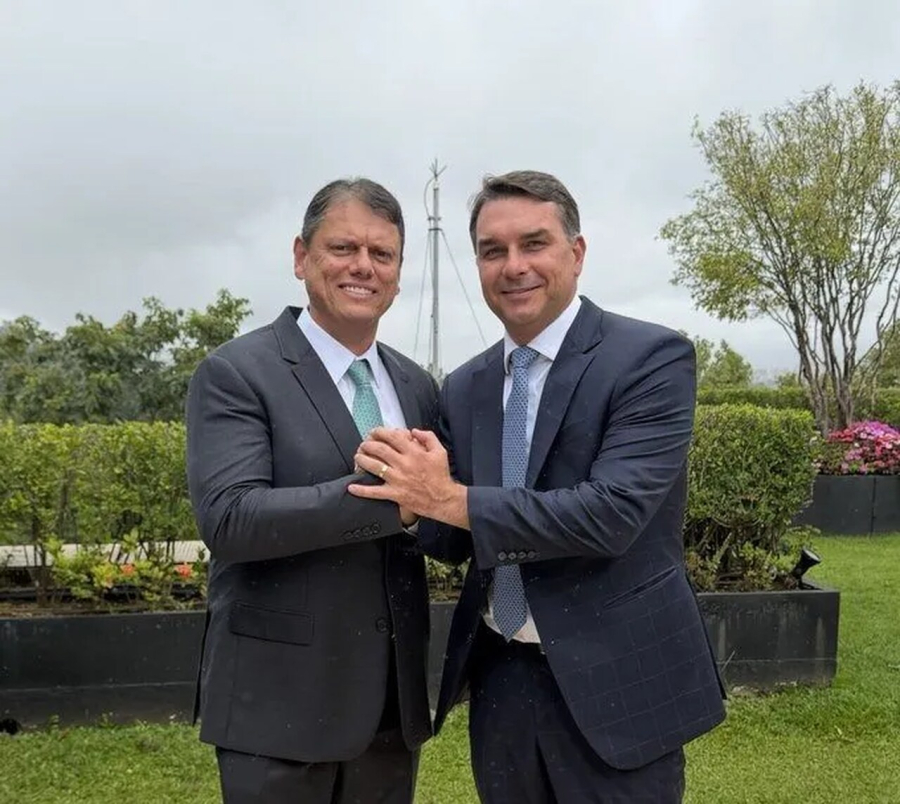 Tarcísio assume campanha de Flávio em SP