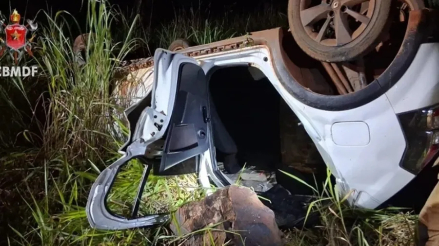 Carro capota na BR-020 e deixa feridos no DF
