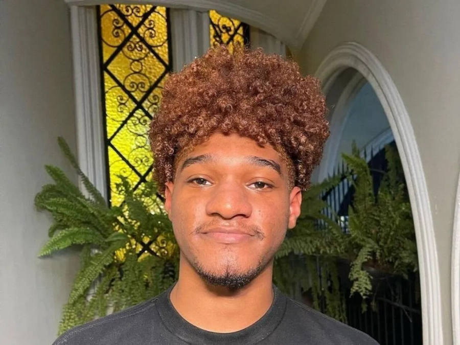 Humorista que superou pobreza vira fenômeno online