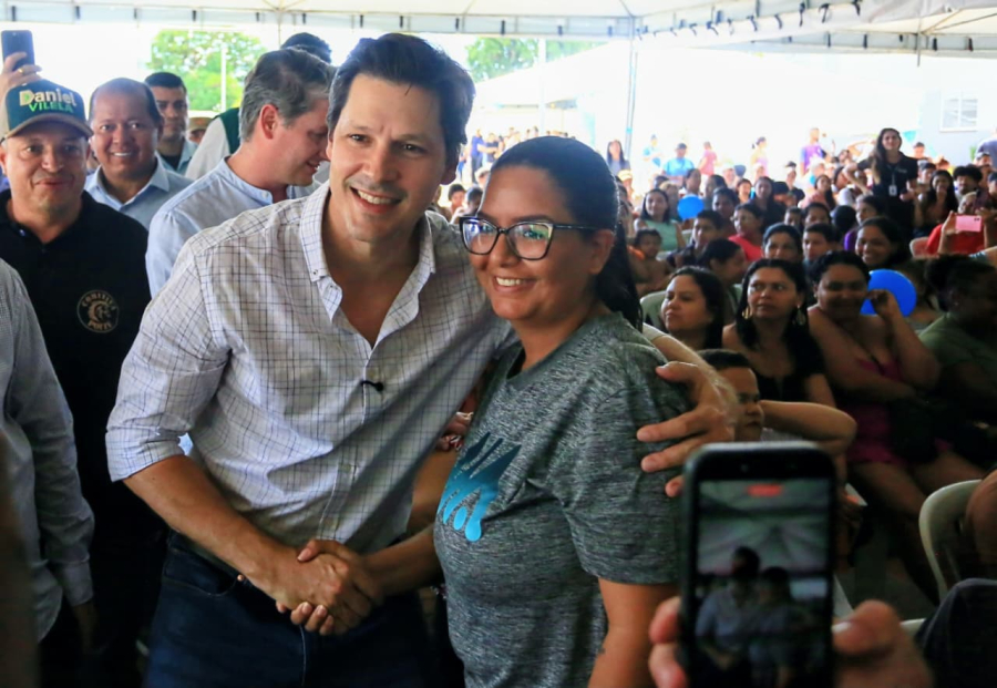 Daniel Vilela entrega cartões do Aluguel Social e viabiliza acesso à casa própria em Águas Lindas