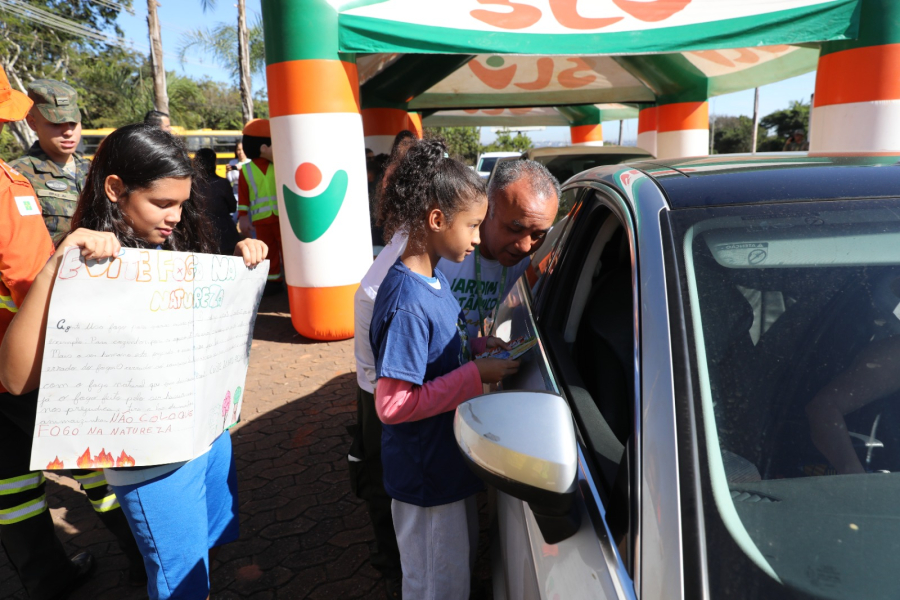 Blitz alerta motoristas contra queimadas em Planaltina