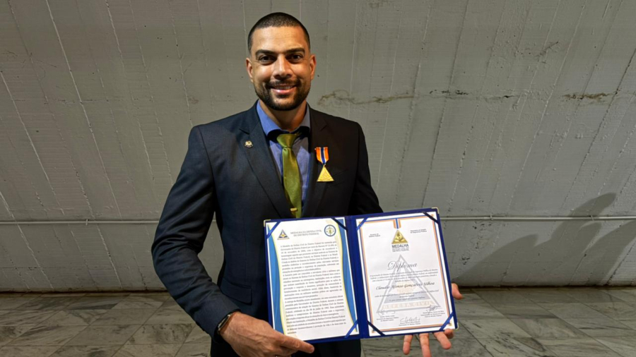 Jornalista Cláudio Ulhoa recebe Medalha da Defesa Civil do DF