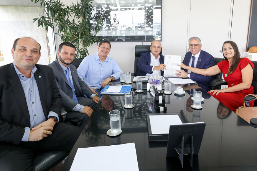 Ibaneis entrega escritura ao Clube da Advocacia