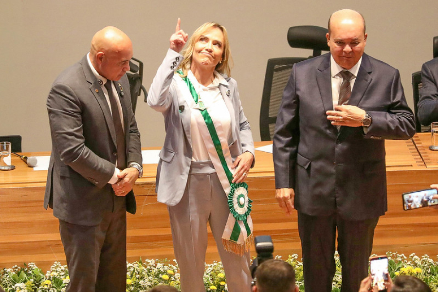Celina assume o DF e corta festa para investir na saúde