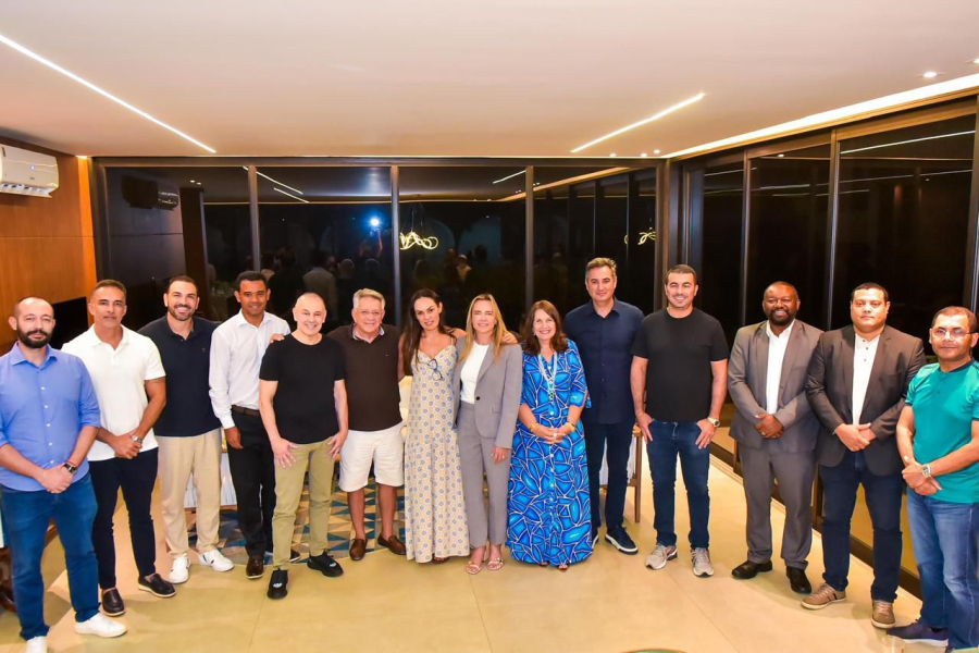 Celina reúne 12 partidos e mostra força no DF