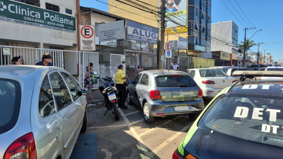 Detran-DF autua 12 por uso irregular de vagas especiais