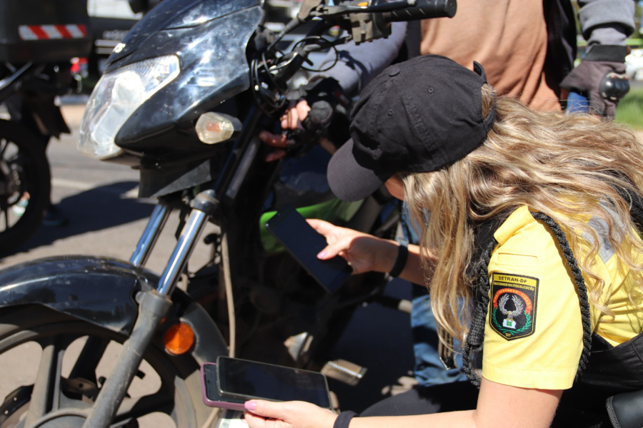Detran-DF aperta fiscalização e flagra motos irregulares em Taguatinga durante Maio Amarelo