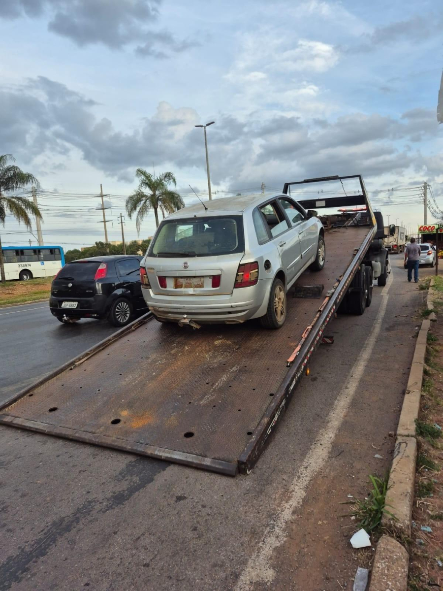 Detran-DF apreende veículo em situação precária no Recanto das Emas