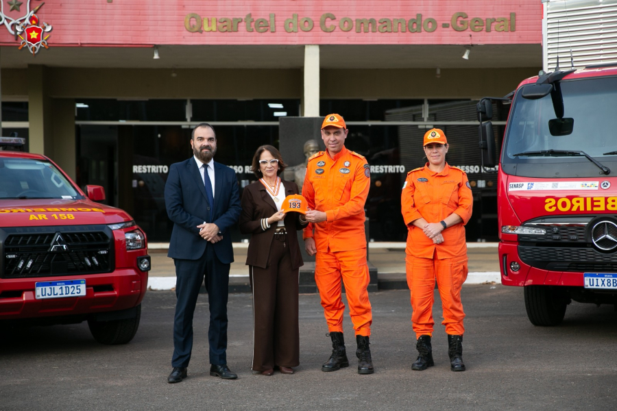 Com foco no enfrentamento ao período de seca, Senadora Damares Alves entrega viaturas e equipamentos aos Bombeiros do DF