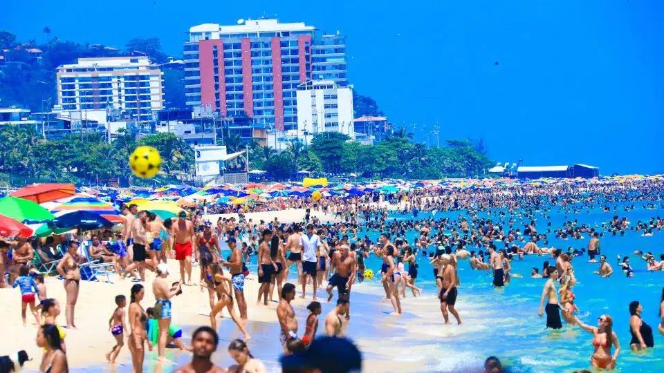 Guarda-sóis na Riviera: disputa por espaço público